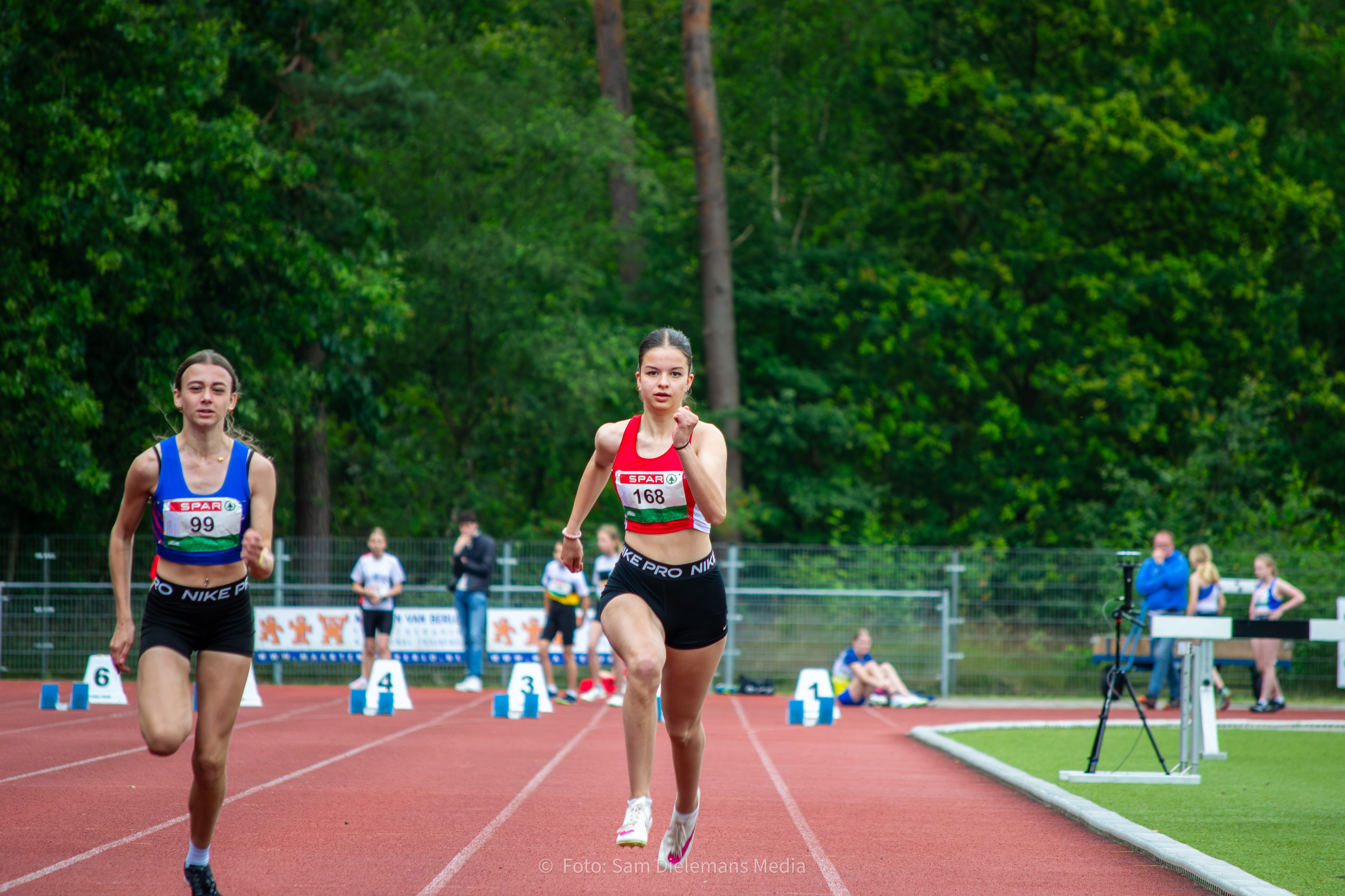 Zenn Clignett in actie op de 80m sprint